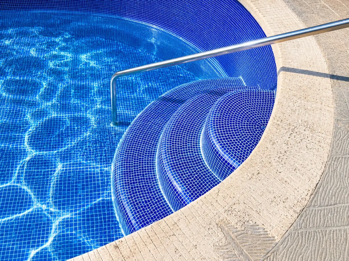 Escalones de alberca con mosaico azul